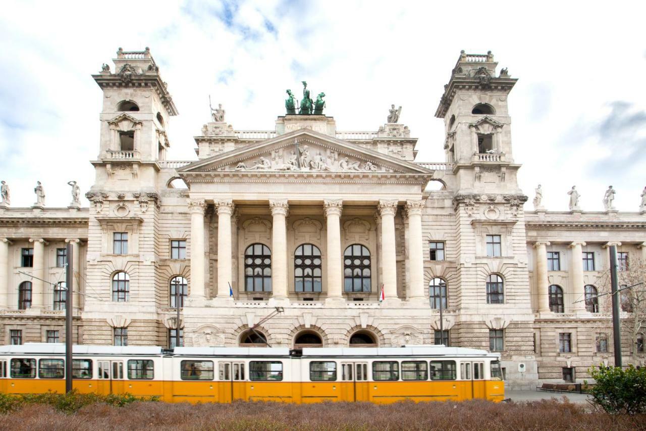 Atlanta Apartment Is In The Heart Of Budapest Bagian luar foto